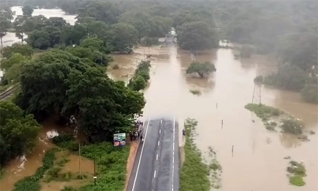 1764214752-Flooding-Batticaloa-Polonnaruwa-traffic-Manampitiya-Sri-Lanka-6