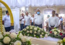 பேராசிரியர் திஸ்ஸ விதாரணவின் பூதவுடலுக்கு முன்னாள் ஜனாதிபதி ரணில் விக்ரமசிங்க இறுதி அஞ்சலி!