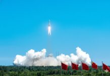 நிலவுக்கு மனிதனை அனுப்பும் சோதனை – சீனாவின் பாகுபலி ராக்கெட் வெற்றி!