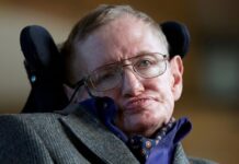 இளம்பெண்களுடன் இருக்கும் விஞ்ஞானி ஸ்டீபன் ஹாக்கிங் புகைப்படம் வெளியாகி சர்ச்சை!